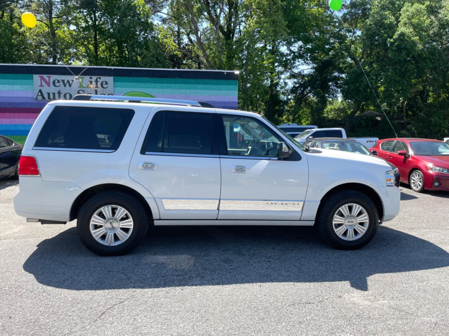 2013 WHITE LINCOLN NAVIGATOR BASE (5LMJJ2J50DE) with an 5.4L engine, Automatic transmission, located at 5103 Dorchester Rd., Charleston, SC, 29418-5607, (843) 767-1122, 36.245171, -115.228050 - Photo#7